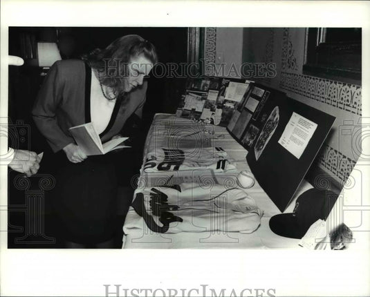 1991 Press Photo Joan Nosal looks over the items in the silent auction - Historic Images