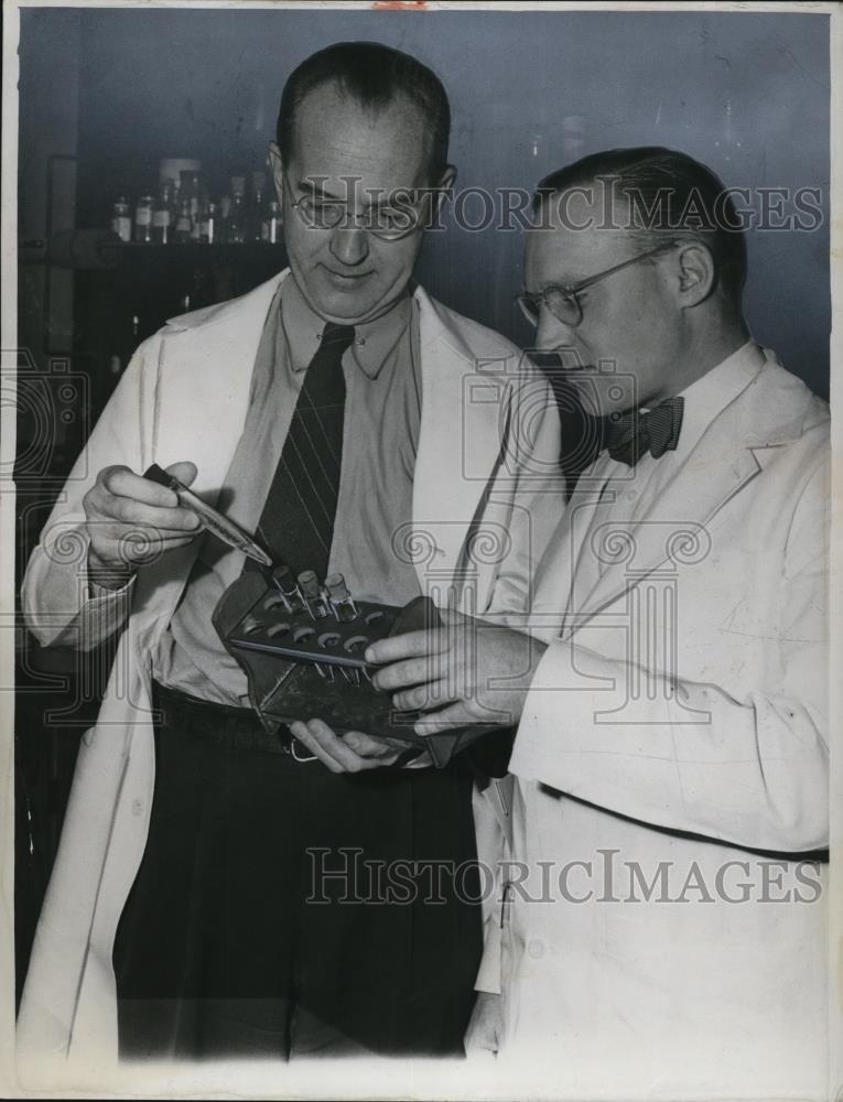 1950 Press Photo Dr Ivine H. Page &amp; Dr AC Corcoran - Historic Images