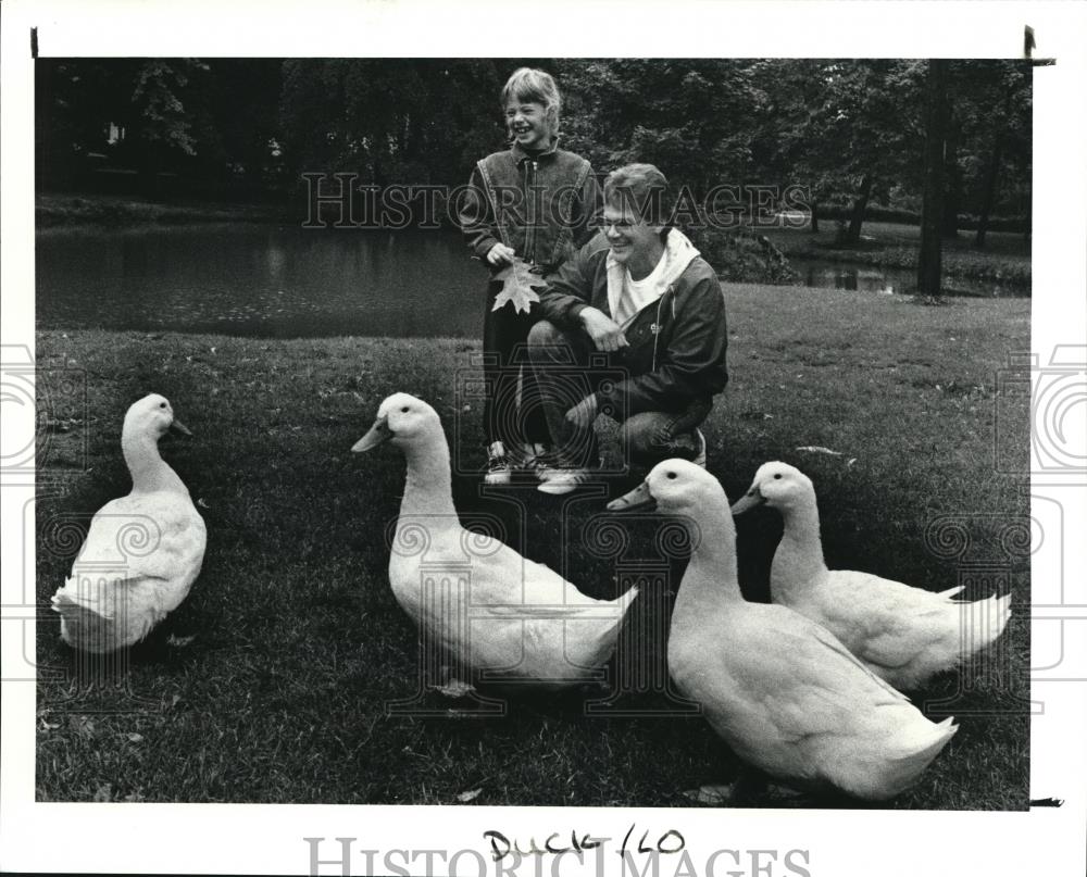 1990 Press Photo Bob Herrick and his daughter Kalsey at Wickliffe City Park - Historic Images