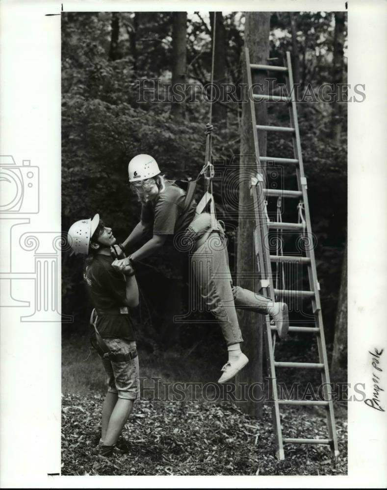 1989 Press Photo Steve Evans, a Windsor patient, is helping counselor and art - Historic Images