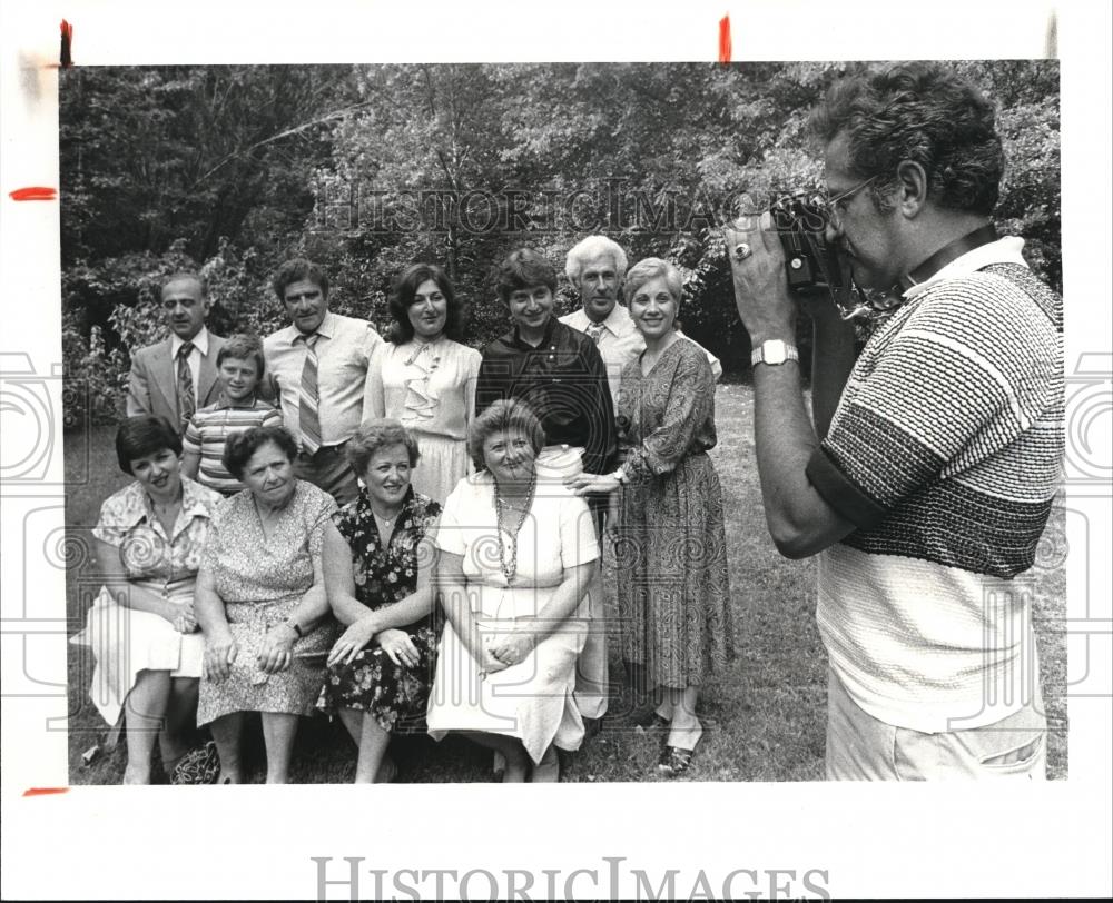 1982 Press Photo Joseph Polevoi takes his Russian family &#39;s photo - cva54273 - Historic Images