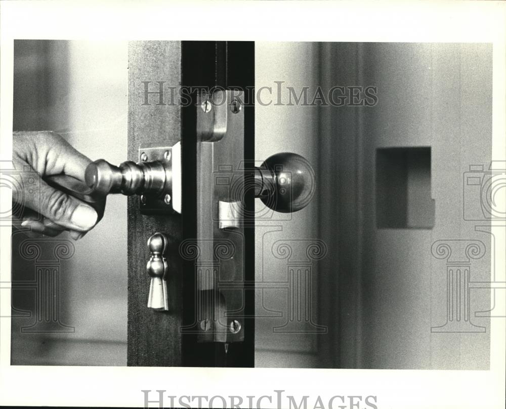 1987 Press Photo Door Knob at hawkins School shows wall hole tha knob fits into - Historic Images