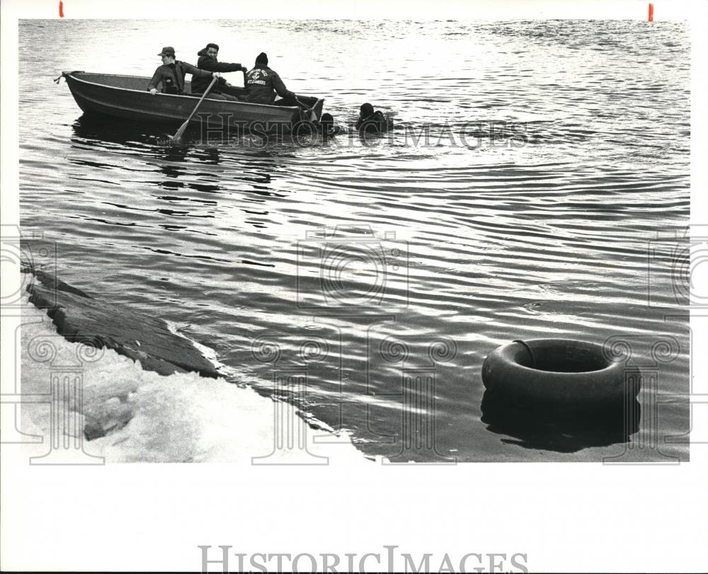 1981 Press Photo Police Divers - Historic Images