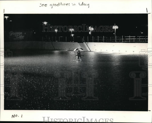 1990 Press Photo Todd Panella at the Geagua Lake Park during the rain - Historic Images