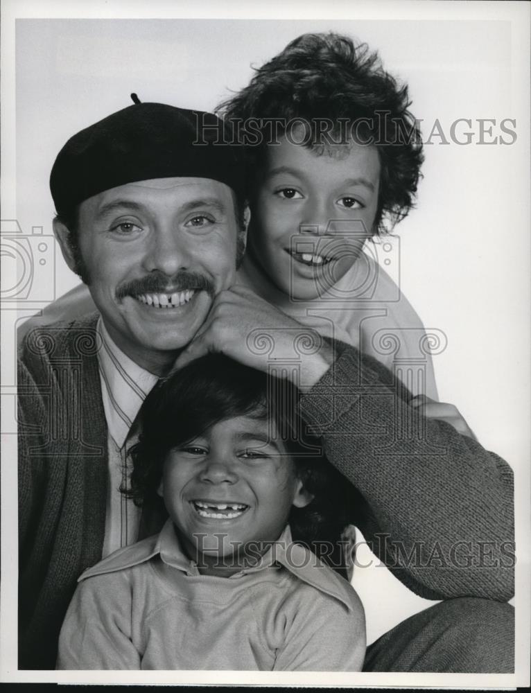 1976 Press Photo Cast of Popi - cvp72337 - Historic Images