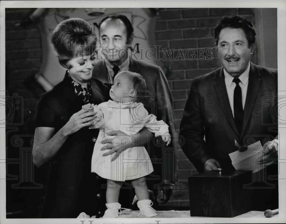 Press Photo Two Men, a Woman & a Baby - cvp75055 - Historic Images