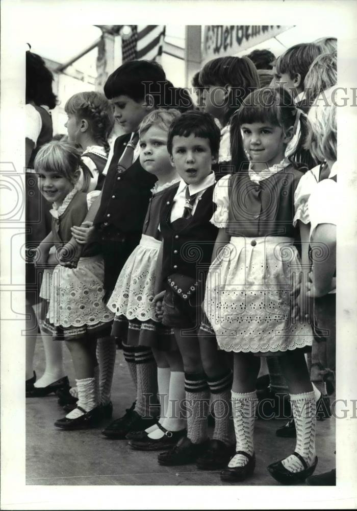 1985 Press Photo Members of Liederkran young dancers perfrom at Oktoberfest - Historic Images