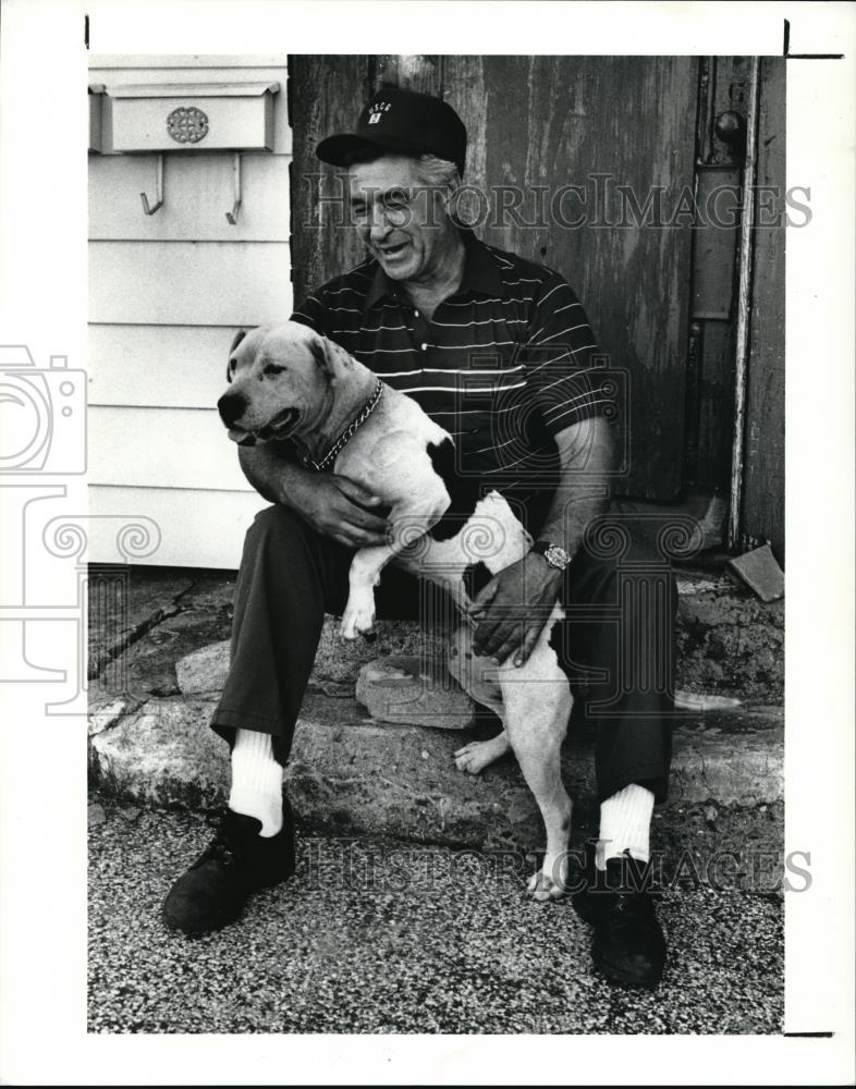 1990 Press Photo Walter Mueller with Pit Bull that Attacked Zorka Pavlovic - Historic Images