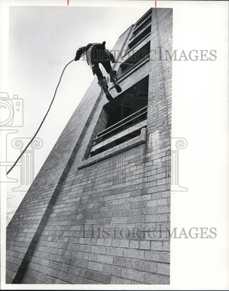 1977 Press Photo John Colleran drops from the fire tower - Historic Images