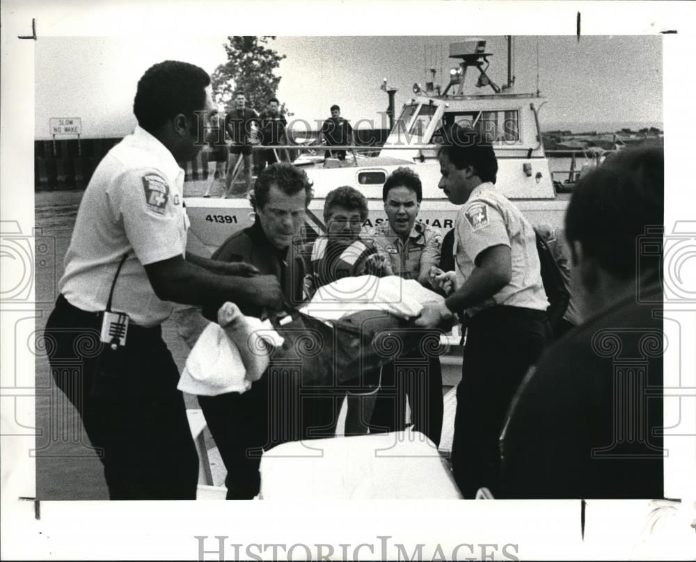 1988 Press Photo Body of Victim who drowned off Edgewater Park removed from boat - Historic Images