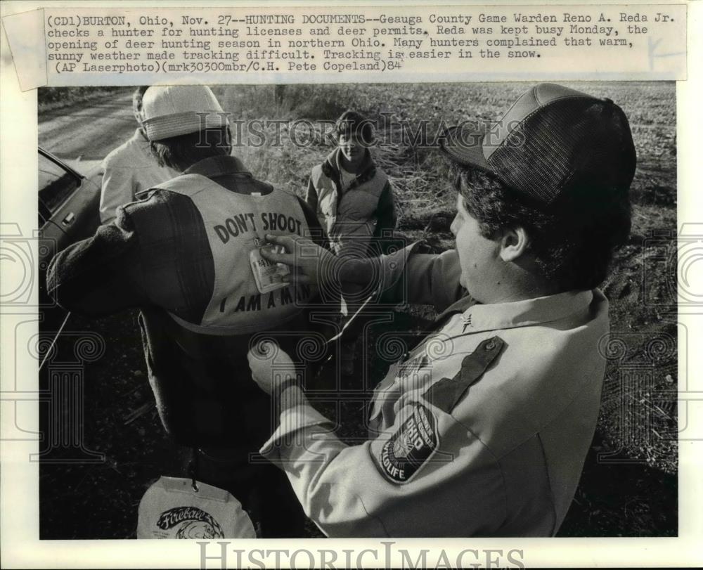 1985 Press Photo Warden Rebo A.Reda Jr. Checks a Hunter License in Ohio - Historic Images