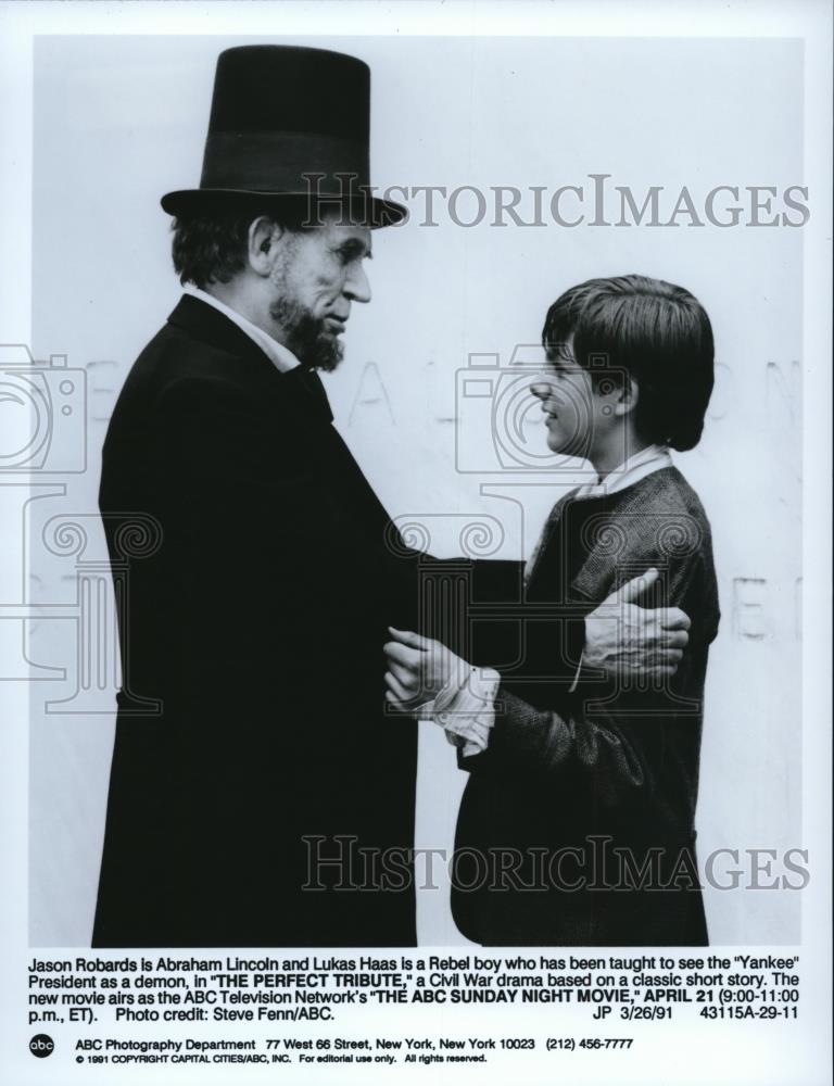 1991 Press Photo Jason Robards and Lukas Haas in The Perfect Tribute - cvp72712 - Historic Images