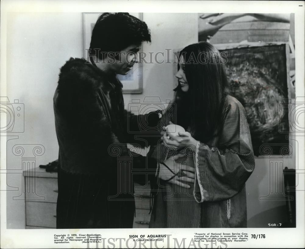 1970 Press Photo Paul Elliott and Sally Andrews star in Sign of Aquarius - Historic Images