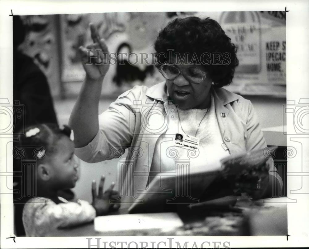 1989 Press Photo Ebony Adams play with Lola Williams at Mt. Sinai Pediatric unit - Historic Images