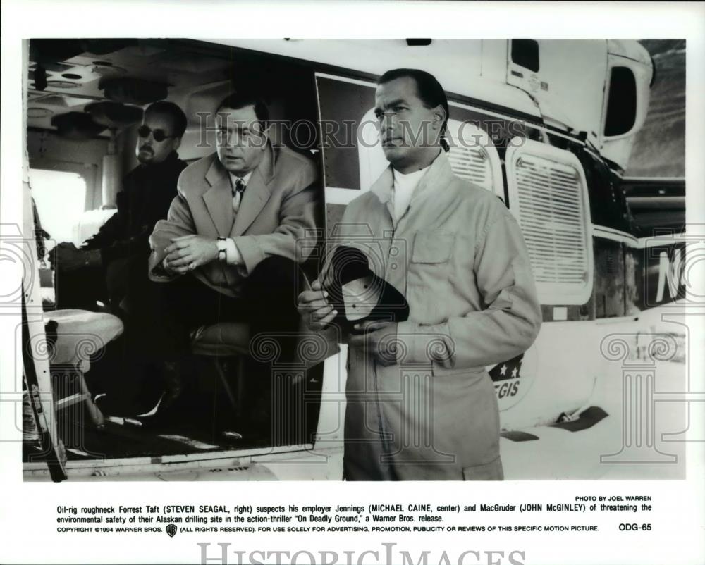 1995 Press Photo Steven Seagal Michael Caine John McGinley "On Deadly Ground" - Historic Images