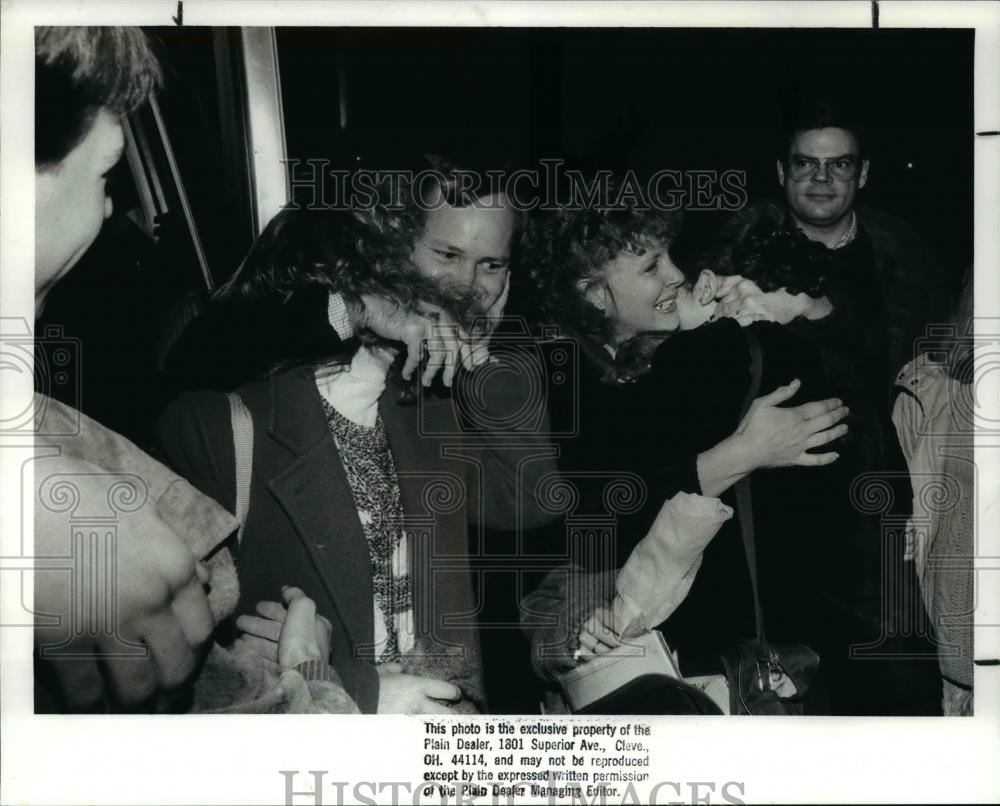 1988 Press Photo The Monhollen family great daughter and her friend upon return - Historic Images