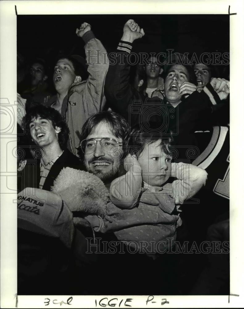 1988 Press Photo Jessica Baron &amp; Son at St.Ignatius Pep Rally for Football game. - Historic Images