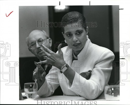 1988 Press Photo Cheryl Wills, makes a point during the National Business - Historic Images