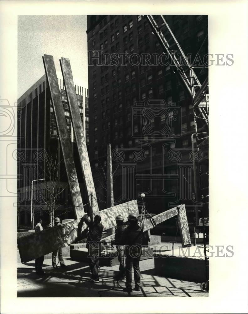 1981 Press Photo Triple L Wind Sculpture being moved one base to another - Historic Images