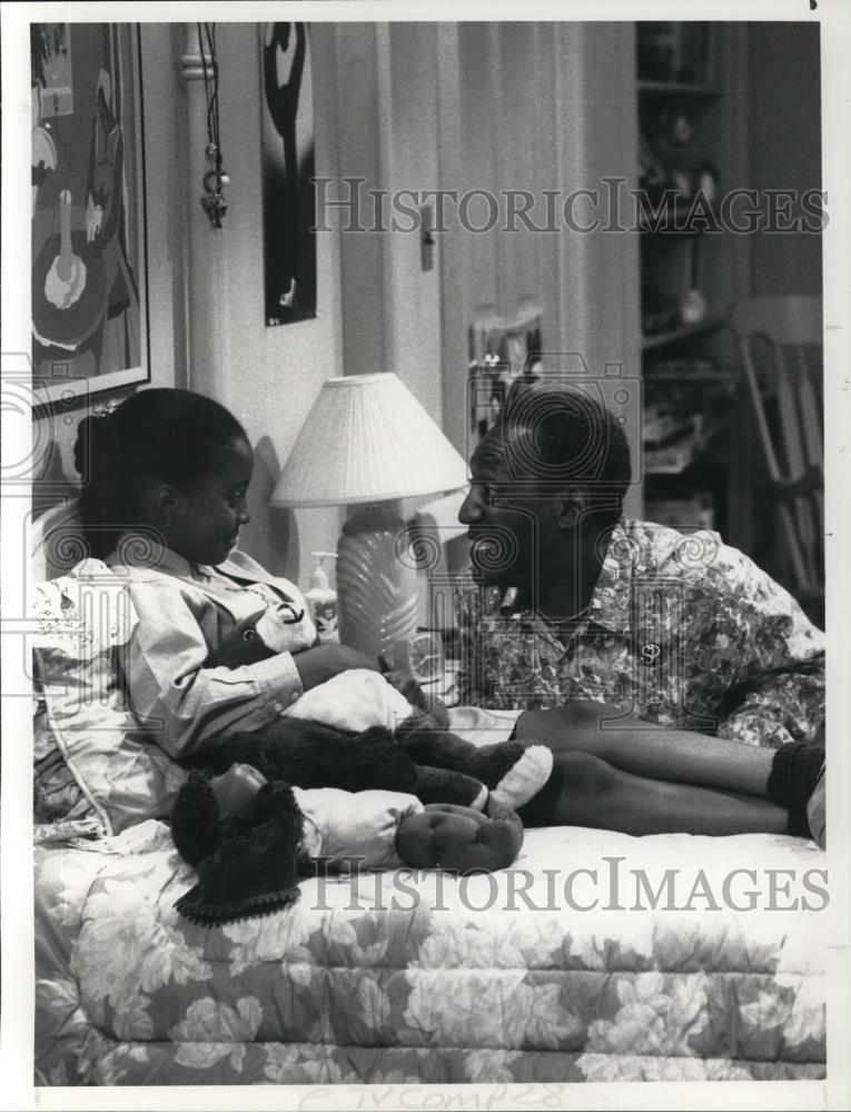 1990 Press Photo Bill Cosby and Keshia Knight Pulliam in The Cosby Show - Historic Images
