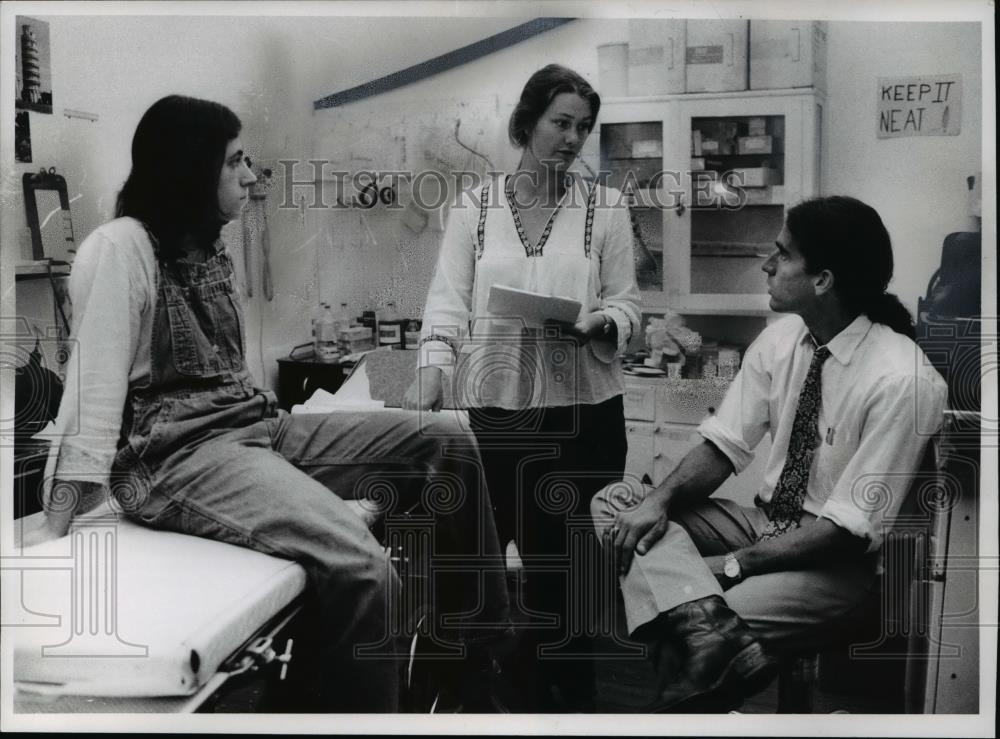 1978 Press Photo Roth listens to nurse Lyn Singer regarding the free clinic - Historic Images