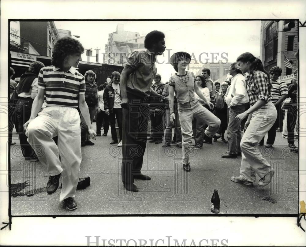 1983 Press Photo The people are dancing during the Square to square Festival - Historic Images