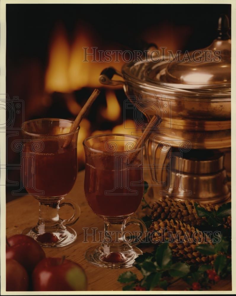 1993 Press Photo The smucker&#39;s red raspberry mulled cider in an elegant glass - Historic Images