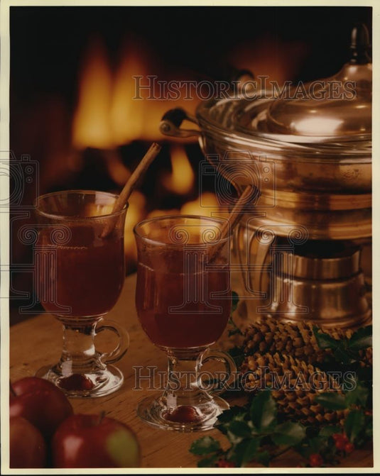 1993 Press Photo The smucker's red raspberry mulled cider in an elegant glass - Historic Images