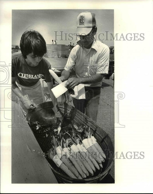 1981 Press Photo Mike McDonnell & Donald Wagner fix up special butter corn cob - Historic Images