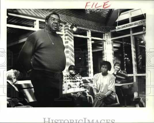 1988 Press Photo Lucius Woods speaks at the People Against Repression Meeting - Historic Images