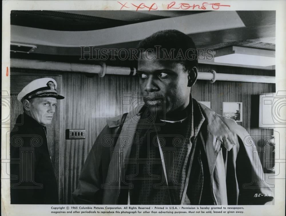 1965 Press Photo Sidney Poitier and Richard Widmark in The Bradford Incident - Historic Images