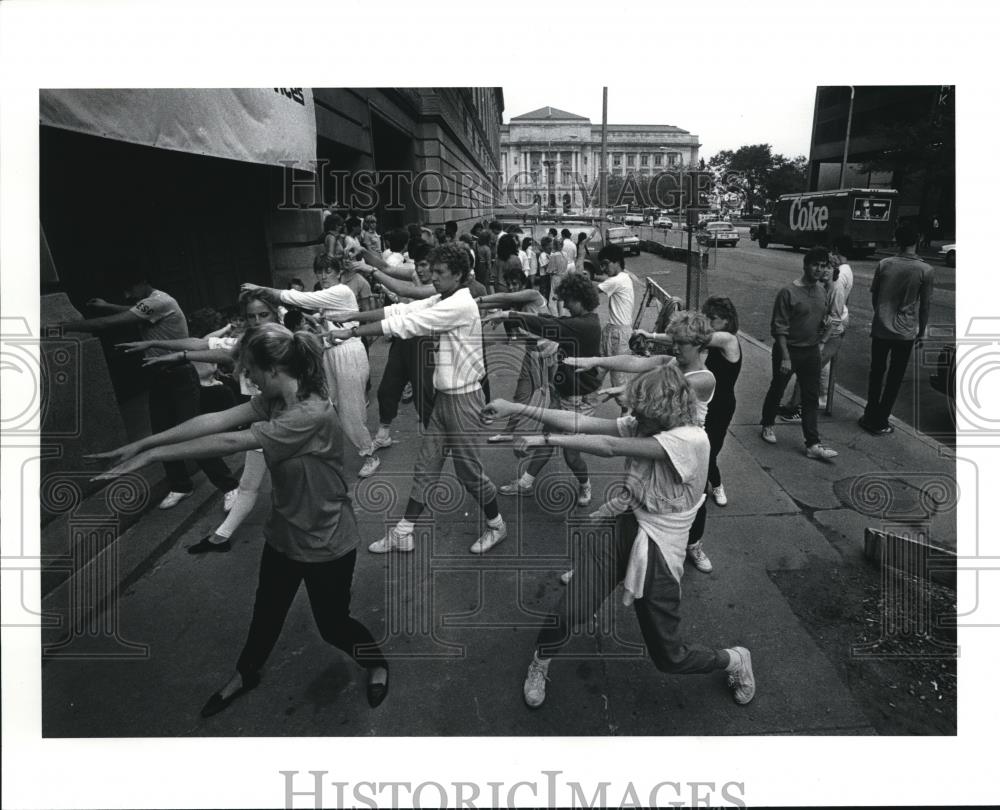 1986 Press Photo Cast members of Up with People show Ohio - cvp56561 - Historic Images