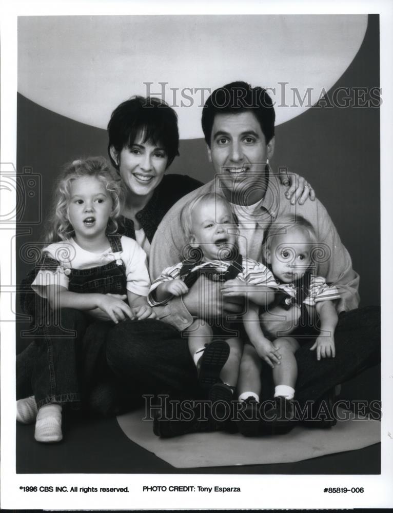 1996 Press Photo Patricia Heaton and Ray Ramano star on Everybody Loves Raymond - Historic Images