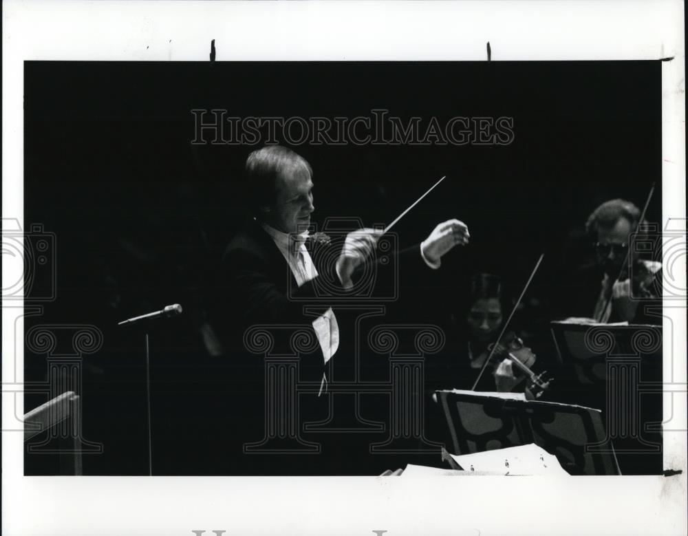 1990 Press Photo Gareth Morrell Chorus Conductor - cvp46205 - Historic Images
