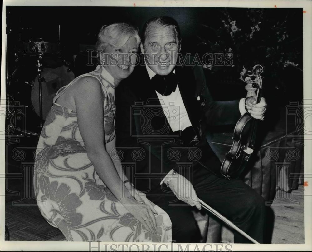 1976 Press Photo Mrs. Paul Reeves and comedian Henry Youngman - cva50292 - Historic Images