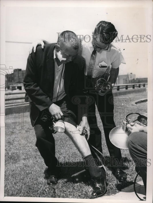 1962 Press Photo Julian Wilson PD Photographer on Fratantonio assault - Historic Images