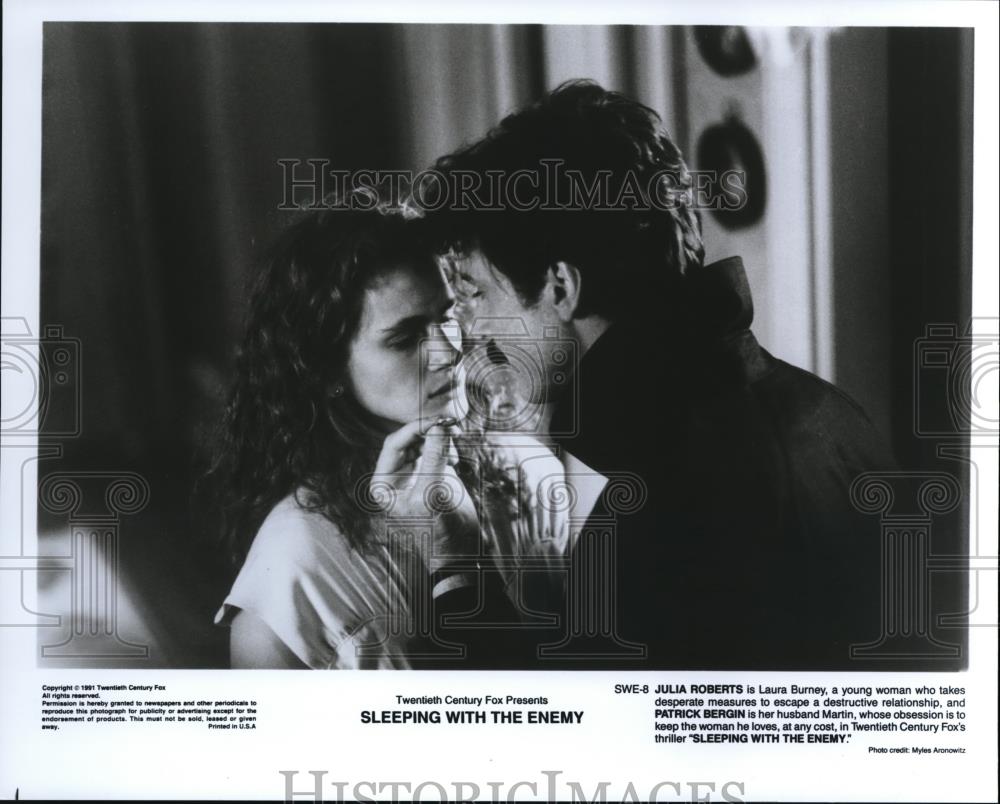 1991 Press Photo Julia Robers and Patrick Bergin in Sleeping with the Enemy - Historic Images