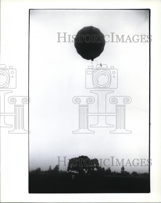 1990 Press Photo Joe Goldsmith jumps into the foggy morning air as birthday gift - Historic Images