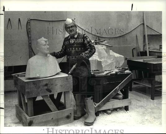 1987 Press Photo The Flaviano Cenderelli carving of Monsignor Russell Danychuck - Historic Images