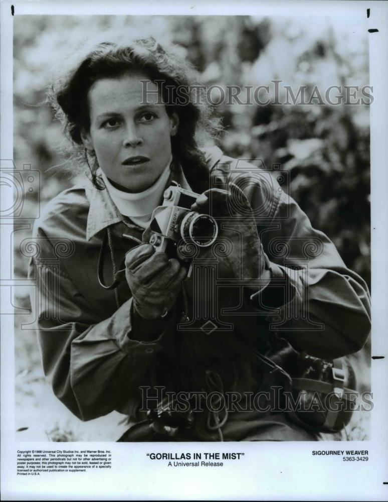 1988 Press Photo Universal presents Gorillas In The Mist with Sigourney Weaver - Historic Images