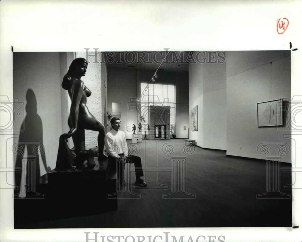 1989 Press Photo Greg Upton at lake Erie College BK Smith gallery - cva67744 - Historic Images