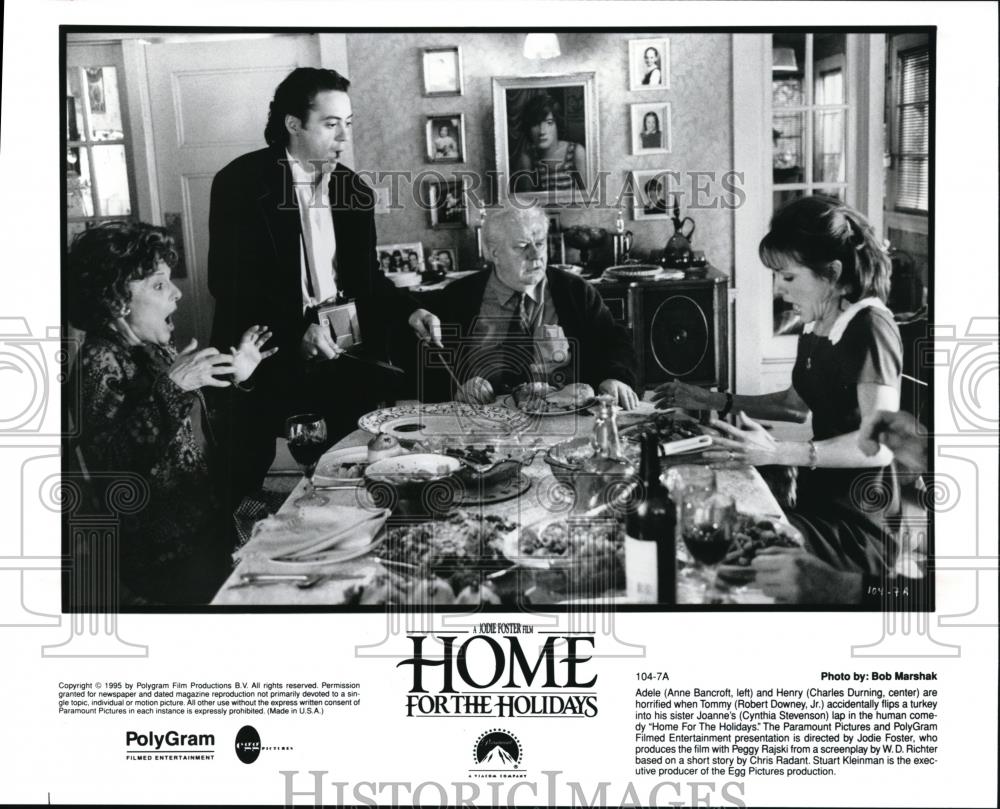 1995 Press Photo Anne Bancroft, Charles Dunning in Home for the Holidays - Historic Images