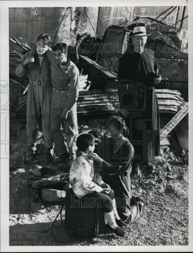 1990 Press Photo Ben Wright and Judd Nelson in Hiroshima: out of the Ashes - Historic Images