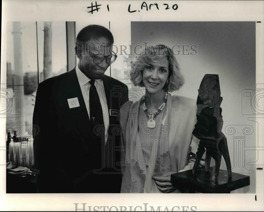 1991 Press Photo Leonard and Pam Young, at the art on the block auction - Historic Images