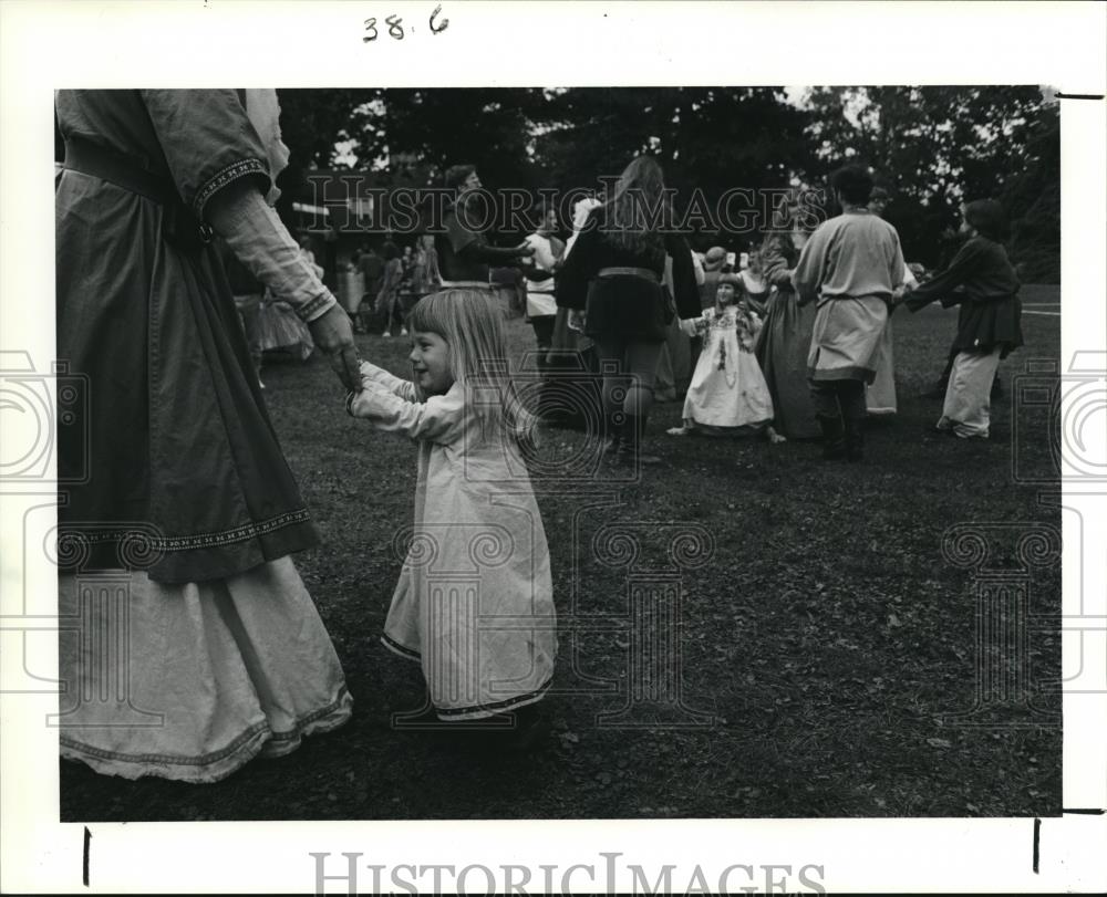 1990 Press Photo Gwendolyn Lash dances with her mother, Sue during the fair - Historic Images