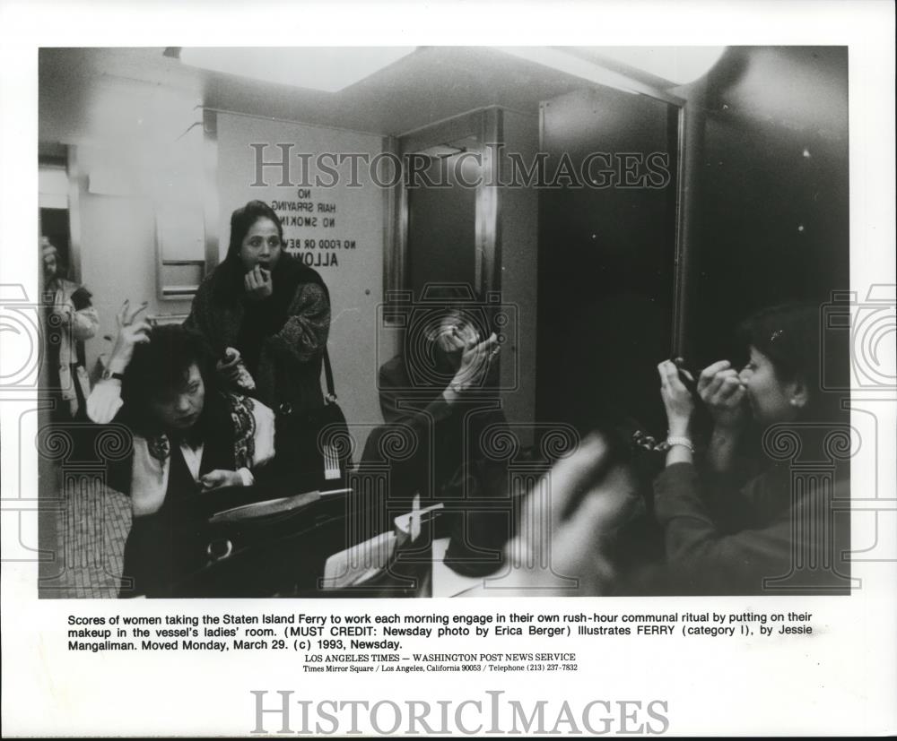 1993 Press Photo Scores of women taking the Staten Island Ferry to work each - Historic Images