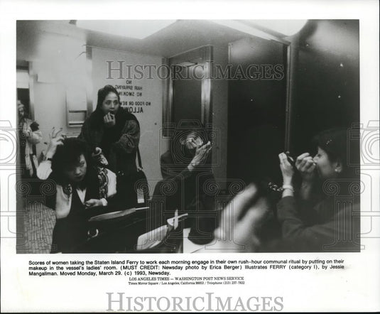 1993 Press Photo Scores of women taking the Staten Island Ferry to work each - Historic Images