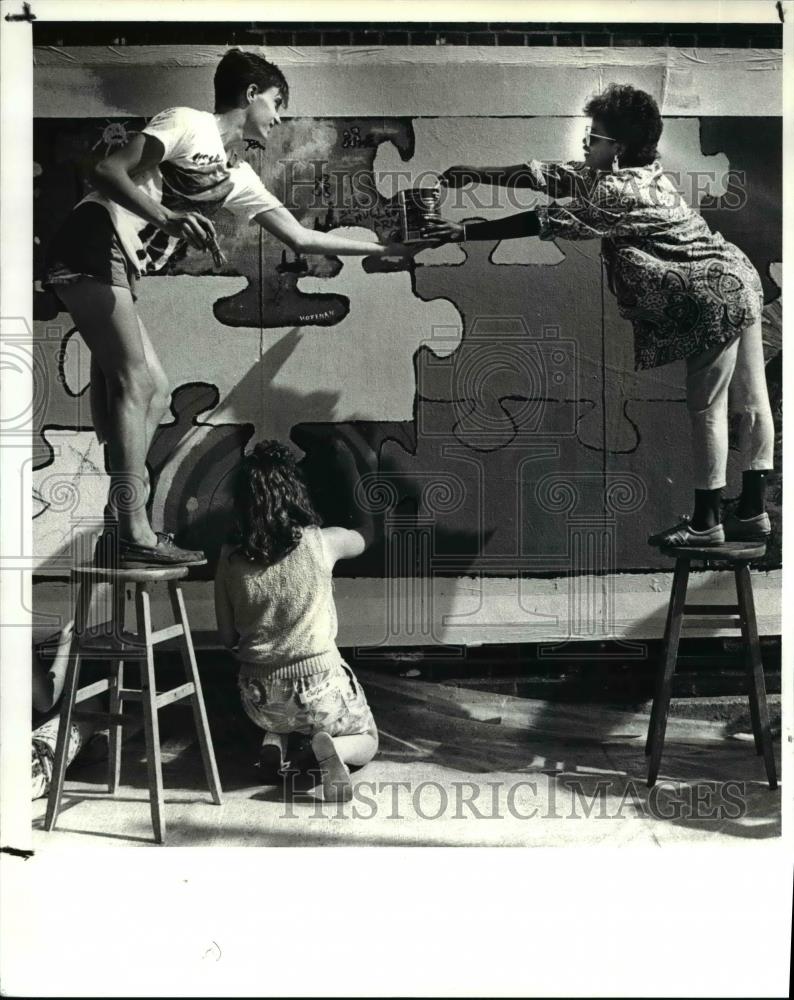 1988 Press Photo Tonya Butler, 16 of John Adams takes some paint from Vince - Historic Images