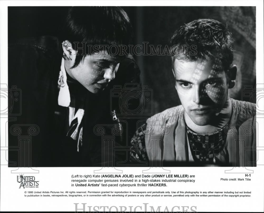 1995 Press Photo Angelina Jolie as Kate and Jonny Lee Miller as Dade in Hackers - Historic Images