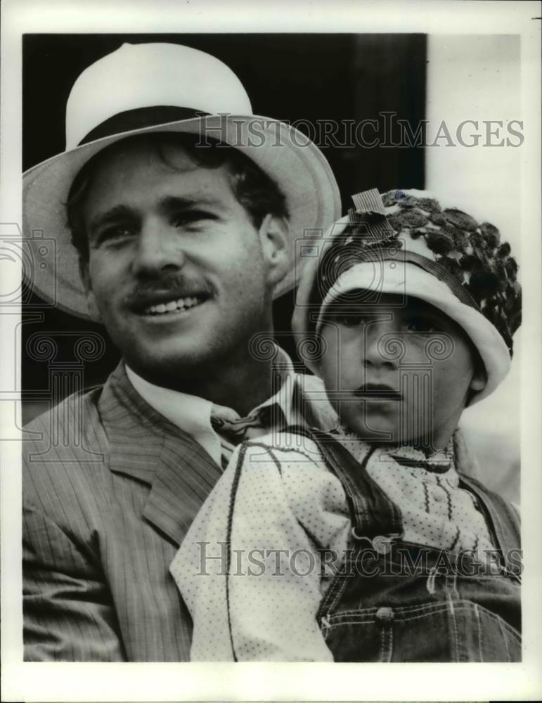 1977 Press Photo Ryan O&#39;Neal and Tatum O&#39;Neal star in Paper Moon - cvp45238 - Historic Images